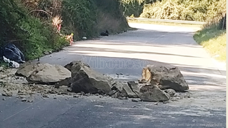 Enormi massi precipitano sulla strada: paura a Vena Media