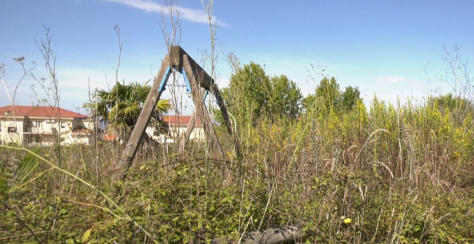 Viale Accademie, quel parco per i bambini dove crescono solo spine – Foto/Video