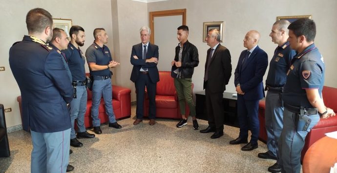 Salvato dai poliziotti, Giuseppe Galati ricevuto da questore e prefetto – Video