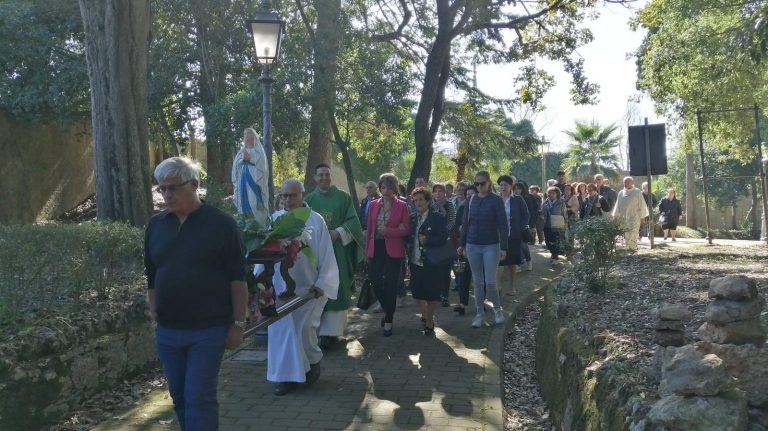 Vibo, una statua raffigurante la Madonna di Lourdes collocata a Villa Gagliardi