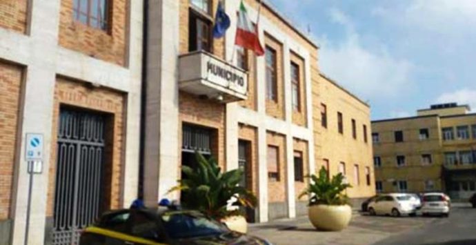 Covid 19: amministratore positivo a Palazzo Luigi Razza, sospeso il consiglio comunale