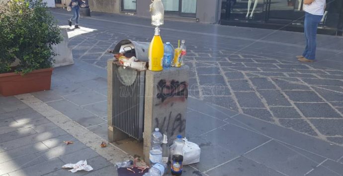 Sabato sera da leoni, domenica mattina da… Corso Vittorio Emanuele come una discarica – Foto