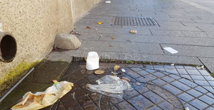 Sabato sera da leoni, domenica mattina da… Corso Vittorio Emanuele come una discarica – Foto