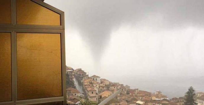 Tromba d’aria a Pizzo, danneggiati Comune e scuola dell’Infanzia – Foto