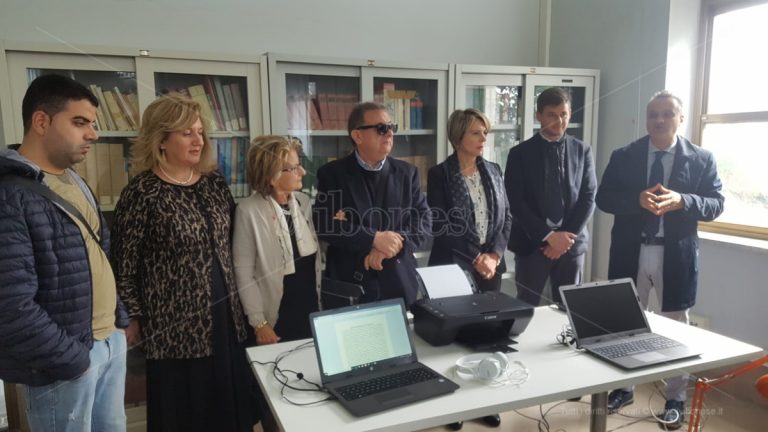 Scanner e lettori per ciechi, la biblioteca comunale diventa “accessibile” – Video