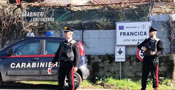 Picchia e sequestra la madre che si rifiuta di consegnargli la pensione: arrestato