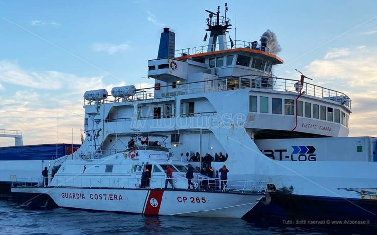 Incendio a bordo di un traghetto nello Stretto, 22 passeggeri salvati dalla Guardia costiera