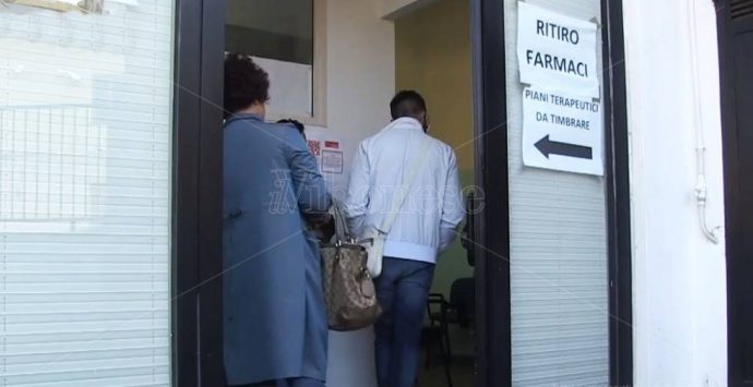 «Pronta a incatenarmi»: l’Asp ascolta la protesta di una paziente vibonese contro il servizio di Farmacia territoriale ma i disagi restano