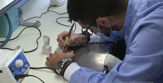 Scuola, inaugurato il laboratorio di odontotecnico al “De Filippis-Prestia” – Video