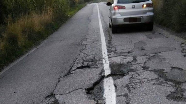 La strada è un colabrodo ma si disegnano le strisce, il “pasticcio” fa infuriare gli automobilisti – Foto