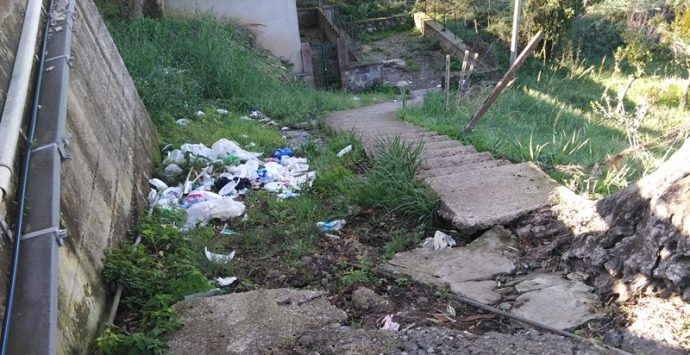 Vibo, rifiuti e spazzatura la fanno da “padrone” nella zona della fontana Silica
