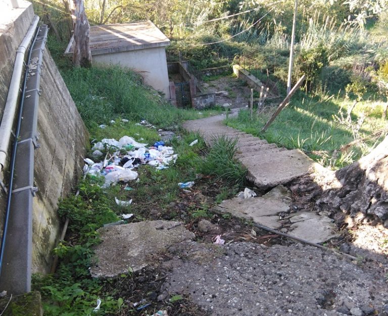 Vibo, rifiuti e spazzatura la fanno da “padrone” nella zona della fontana Silica
