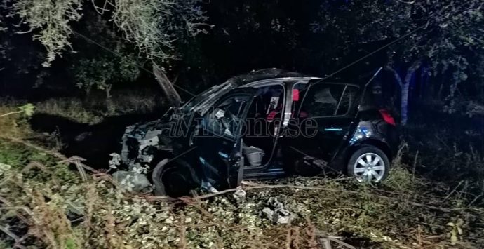 Auto fuori strada tra Francica e San Costantino, un morto e un ferito grave – Foto