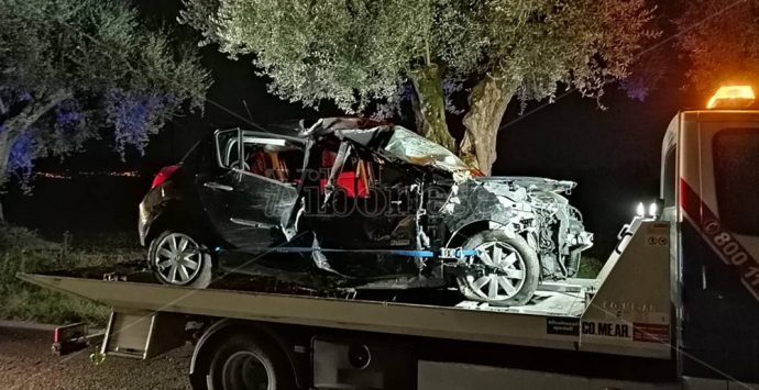 Auto fuori strada tra Francica e San Costantino, un morto e un ferito grave – Foto