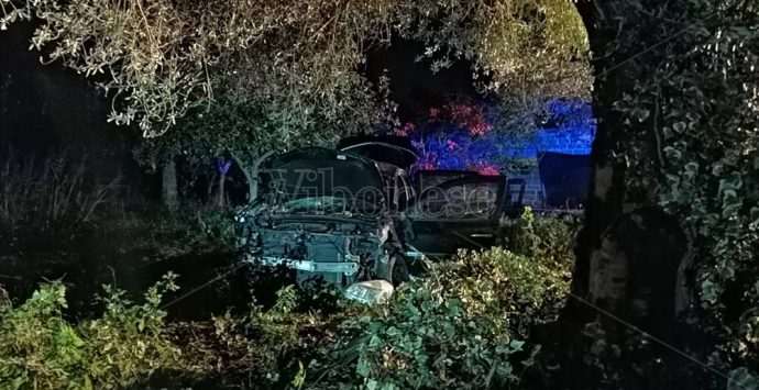 Auto fuori strada tra Francica e San Costantino, un morto e un ferito grave – Foto