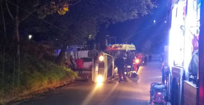 Si schianta contro un cordolo, automobilista ferito alle porte di Sant’Onofrio – Foto