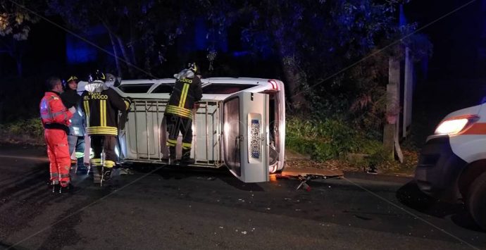 Si schianta contro un cordolo, automobilista ferito alle porte di Sant’Onofrio – Foto