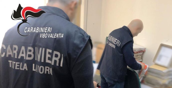 Lavoravano in nero e col reddito di cittadinanza: scoperti dai carabinieri