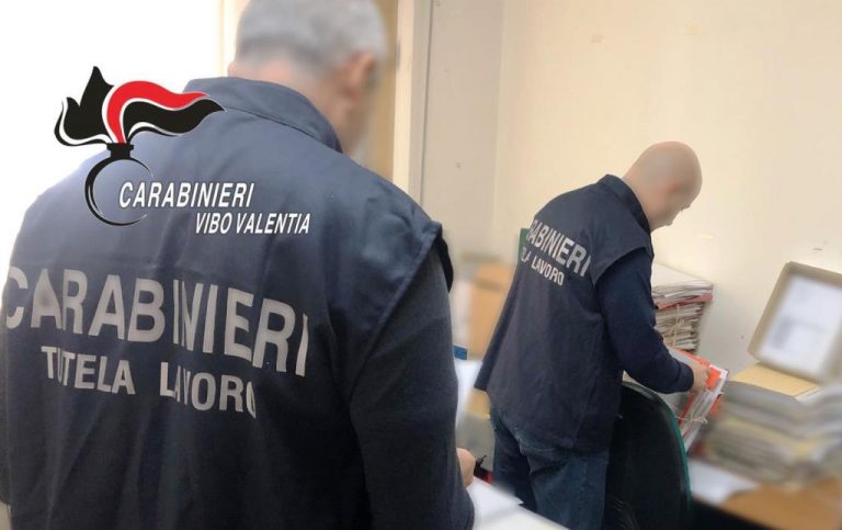 Lavoravano in nero e col reddito di cittadinanza: scoperti dai carabinieri