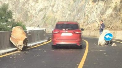 Torna la paura sulla Strada del mare, a quattro mesi dalla riapertura piovono enormi massi – Video