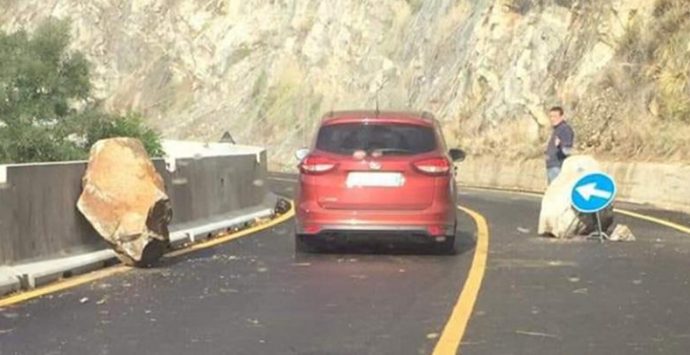 Torna la paura sulla Strada del mare, a quattro mesi dalla riapertura piovono enormi massi – Video