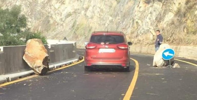 Torna la paura sulla Strada del mare, a quattro mesi dalla riapertura piovono enormi massi – Video