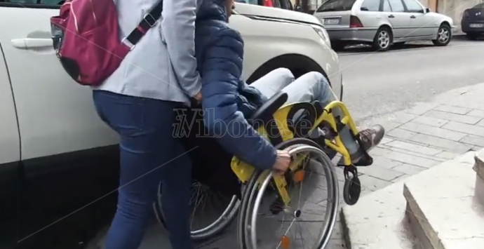 La vita impossibile di un disabile a Vibo Valentia – Video