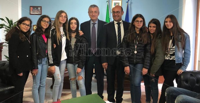 Ripulirono la villa di Mileto, il prefetto premia sette ragazze