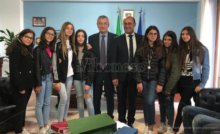 Ripulirono la villa di Mileto, il prefetto premia sette ragazze