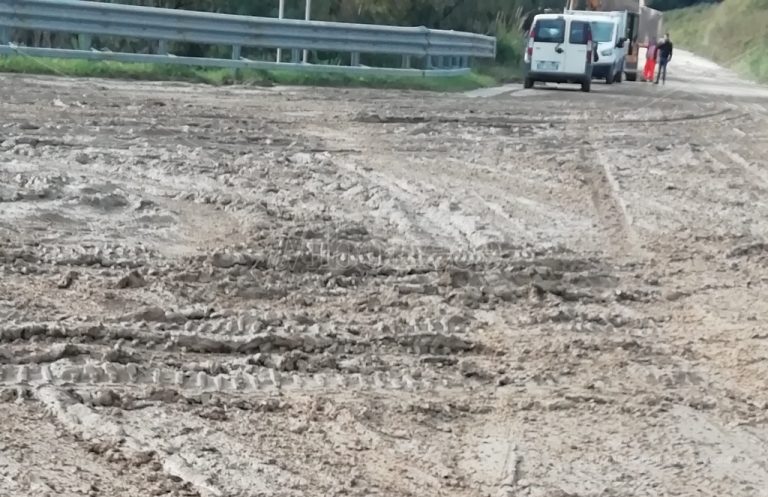 Pericoli sulla A2: svincolo di Mileto avvolto dal fango – Foto