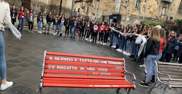 Anche a Tropea una panchina rossa per dire “No” alla violenza sulle donne