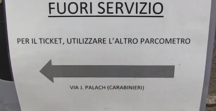 Strisce blu, parchimetri in tilt: a Vibo è ancora giungla urbana – Video