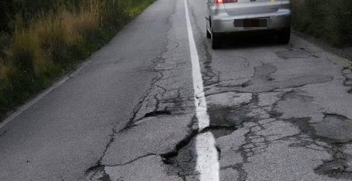 La strada è un colabrodo ma si disegnano le strisce, il “pasticcio” fa infuriare gli automobilisti – Foto