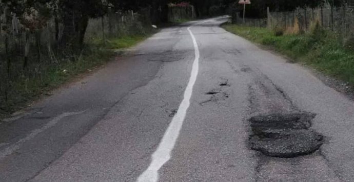 La strada è un colabrodo ma si disegnano le strisce, il “pasticcio” fa infuriare gli automobilisti – Foto