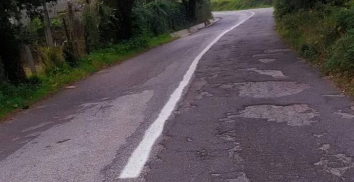 La strada è un colabrodo ma si disegnano le strisce, il “pasticcio” fa infuriare gli automobilisti – Foto