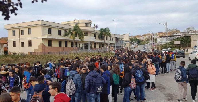 «Freddo a scuola»: studenti dello Scientifico di Vibo in “sciopero”