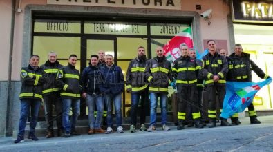 Vigili del fuoco, stipendi più bassi e senza assicurazione: monta la protesta – Video