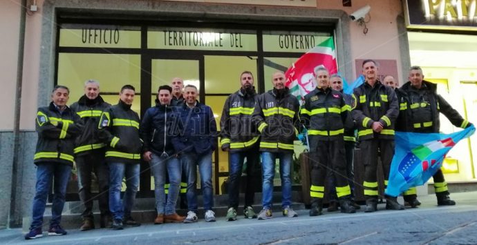 Vigili del fuoco, stipendi più bassi e senza assicurazione: monta la protesta – Video