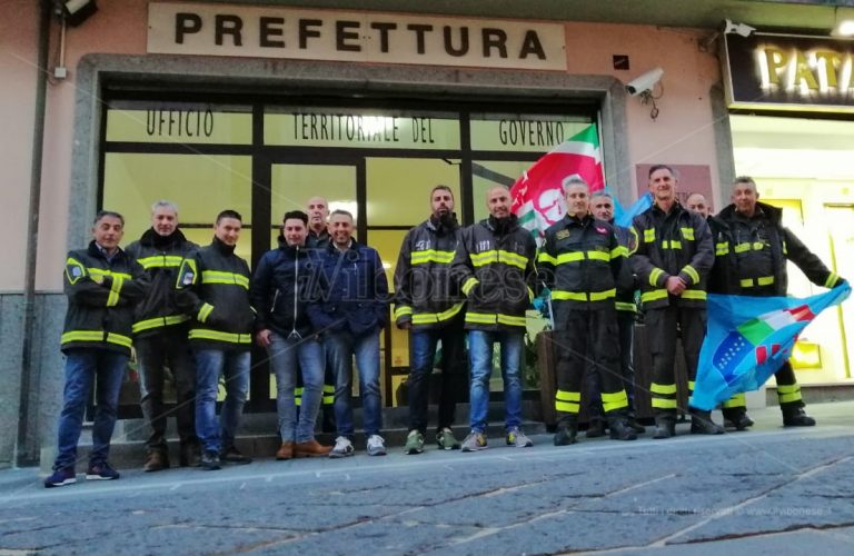 Vigili del fuoco, stipendi più bassi e senza assicurazione: monta la protesta – Video