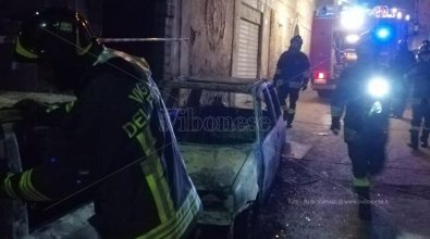 Due auto in fiamme nella notte a Nicotera, indagano i carabinieri