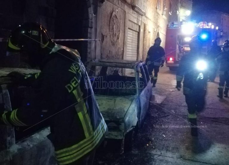 Due auto in fiamme nella notte a Nicotera, indagano i carabinieri