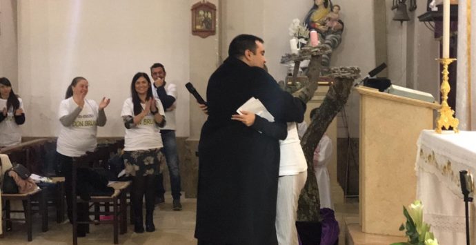 “Io sono don Bruno”, solidarietà al viceparroco di San Gregorio d’Ippona
