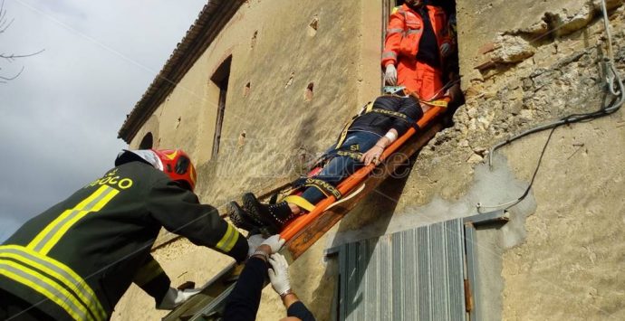 Famiglia intrappolata in casa nel Vibonese, ma è un’esercitazione – Foto/Video