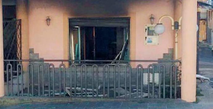 Pizzeria in fiamme a San Calogero, ingenti i danni