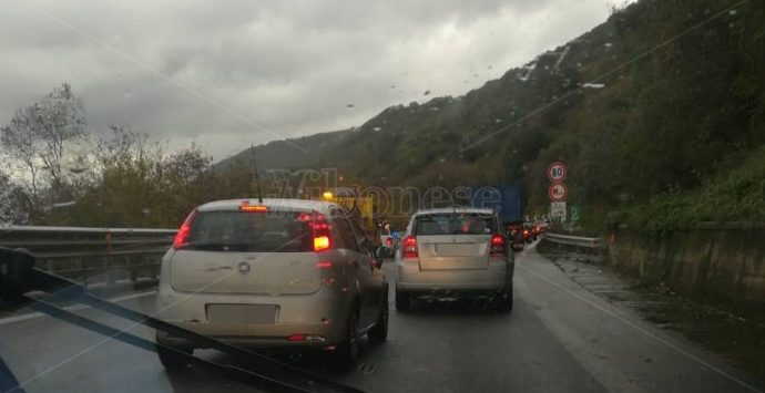 Nuova carambola tra auto lungo il tratto vibonese dell’A2, rallentamenti e disagi – Foto