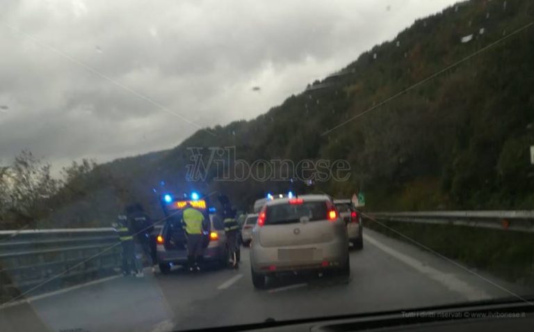 Nuova carambola tra auto lungo il tratto vibonese dell’A2, rallentamenti e disagi – Foto