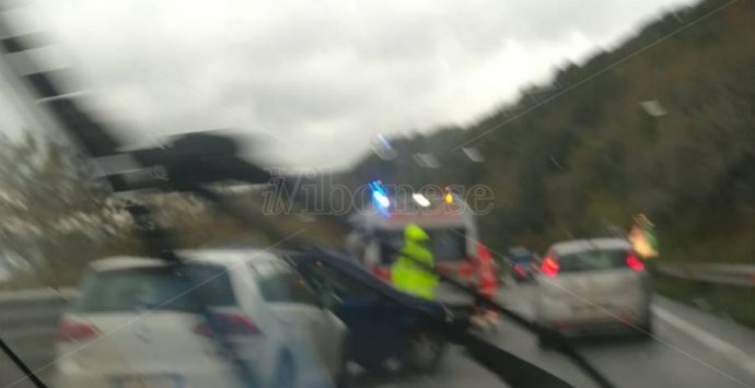 Nuova carambola tra auto lungo il tratto vibonese dell’A2, rallentamenti e disagi – Foto