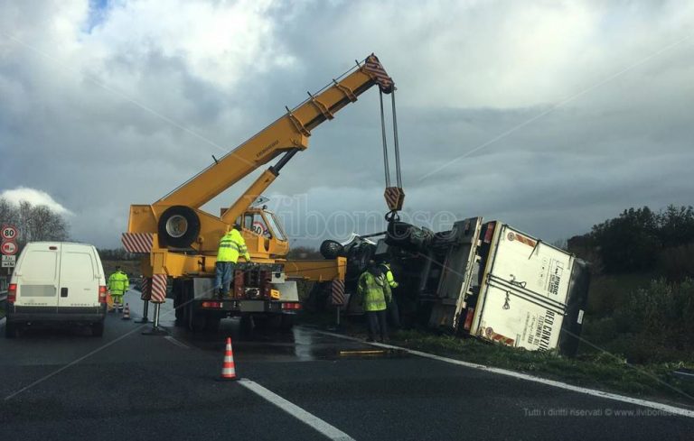 Incidente nel tratto vibonese dell’A2, Tir esce di strada e si ribalta