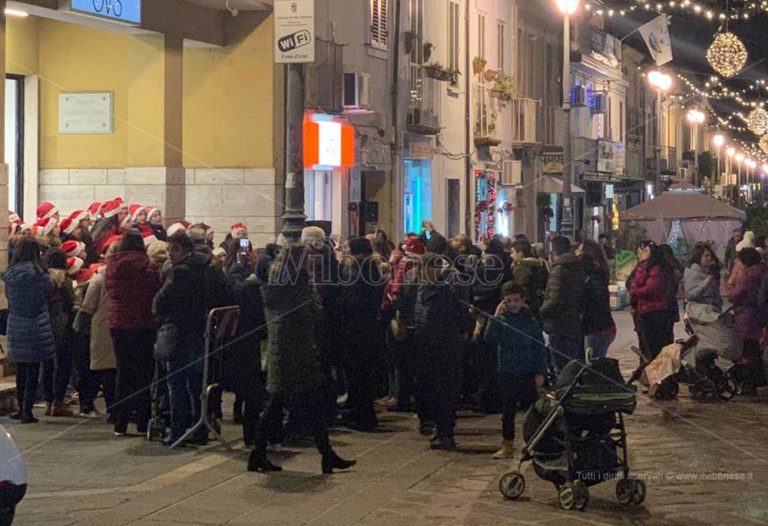 I bambini animano il Natale sul corso principale di Vibo – Video