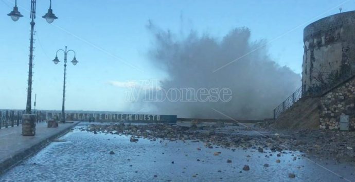 Vibonese sferzato dal vento forte, danni al tetto della Garibaldi di Vibo – Foto